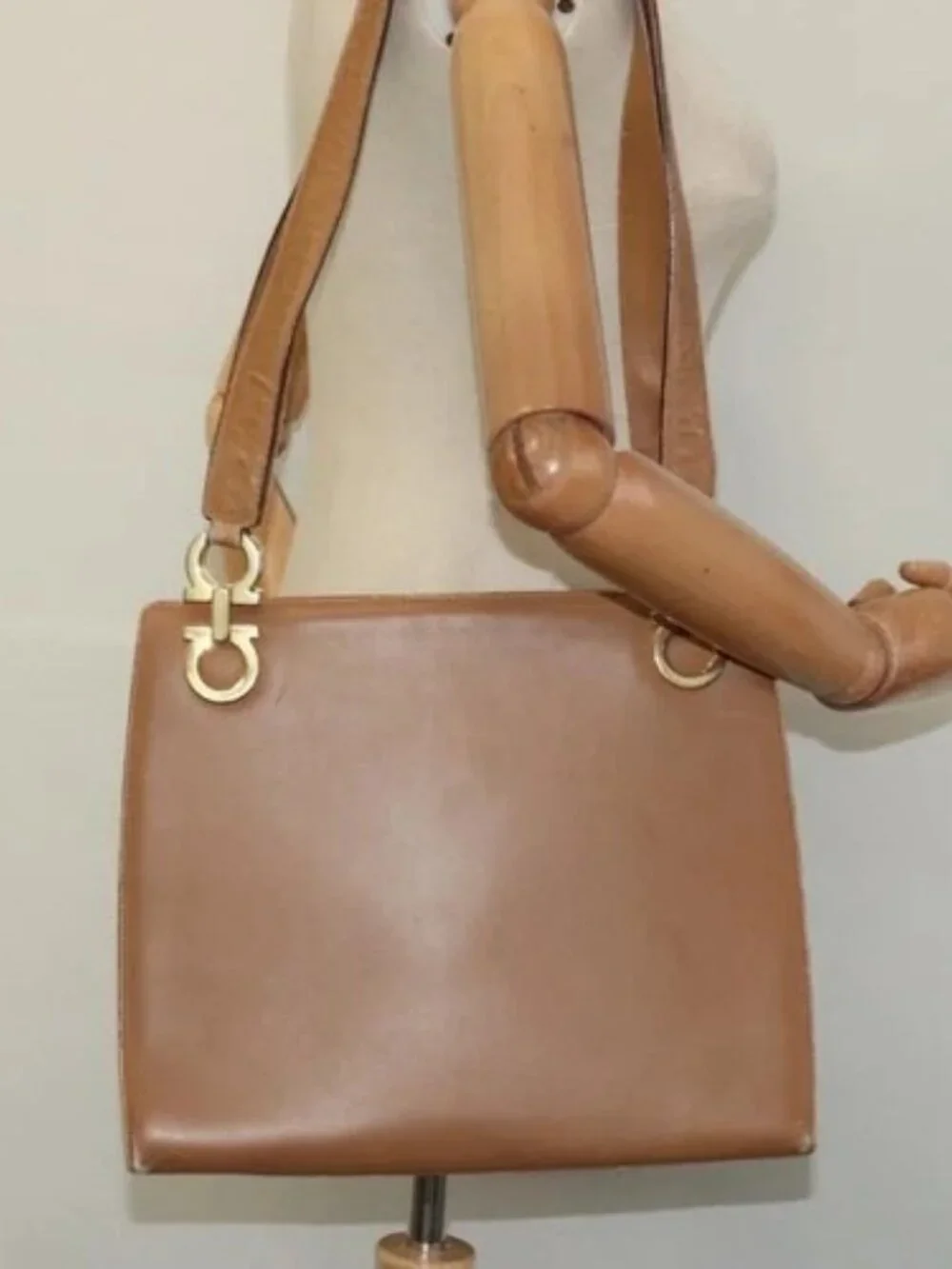 Salvatore Ferragamo Gancini Shoulder Bag Leather Beige Gold Auth EC442